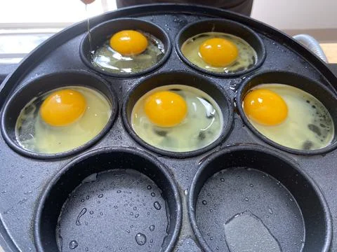 Scrambled eggs or sunny side up on teflon egg or omelette frying pan Foto stock