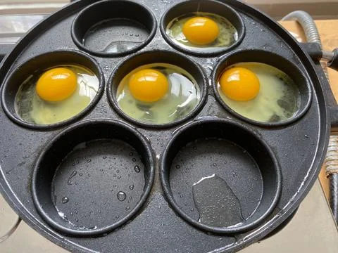 Scrambled eggs or sunny side up on teflon egg or omelette frying pan Foto stock