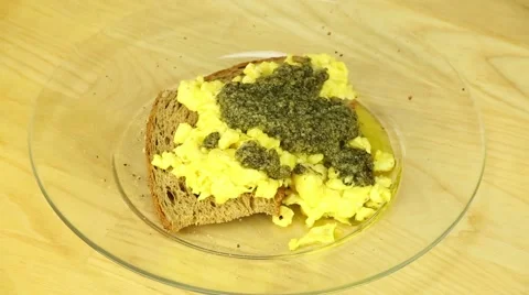 Scrambled eggs with pesto Stock Footage 43367607