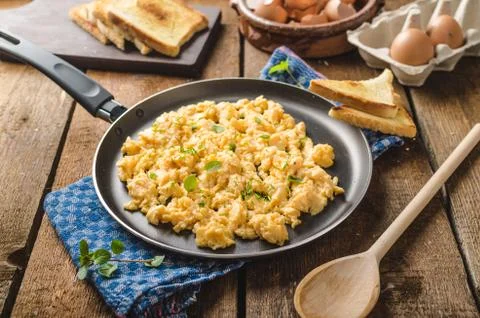 Scrambled eggs rustic style Foto stock