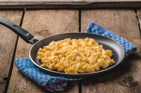 Scrambled eggs rustic style Foto stock