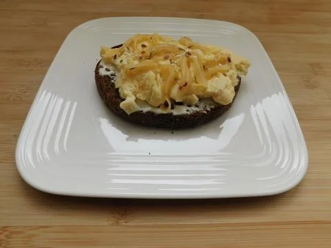 Scrambled Eggs on toasted bread for healthy breakfast or brunch, top view, co Foto stock
