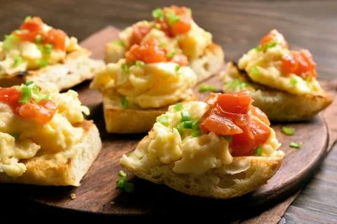 Scrambled eggs on toasted bread Foto stock