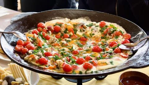 Scrambled eggs with tomatoes for breakfast Foto stock