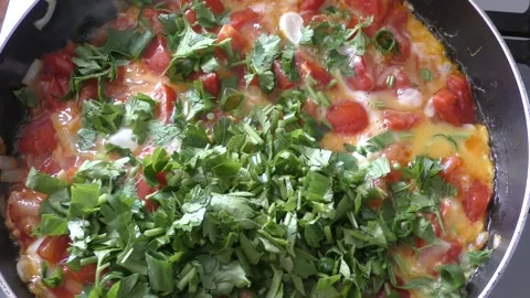 Scrambled eggs with vegetables in a frying pan. healthy food concept Video stock 162016816