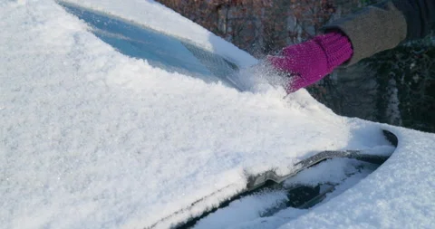 Scraping ice and snow off a windshield on a sunny winter morning - Slow motion Vídeo Stock 260234985