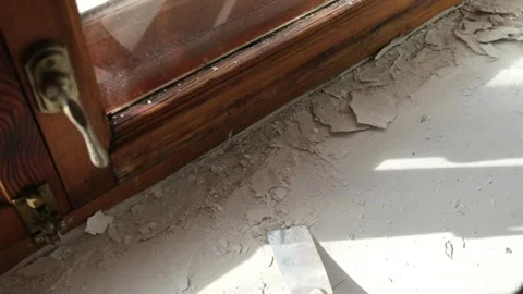 Scraping or stripping old paint from a window sill with a spatula Видео 331464274
