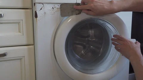 Scraping rust off washing machine close up Vídeos de archivo 339290911
