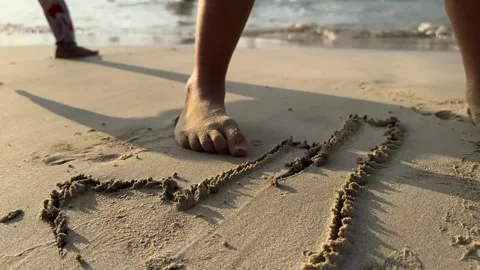 Scratching the beach sand 動画素材 264238292