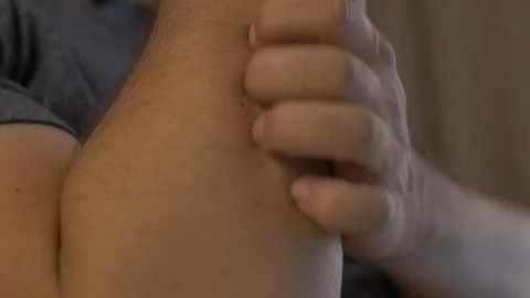 Scratching Body Vídeo Stock 116843633