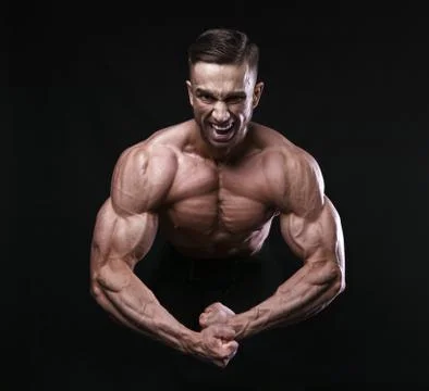 Scream of rage in the bodybuilder during training. Foto stock