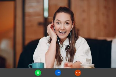 Screen app with icons view of smiling young female sit at table with laptop and Fotos de archivo