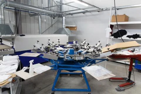 Screen printing machine for applying images by silkscreen printing. Fotos Stock