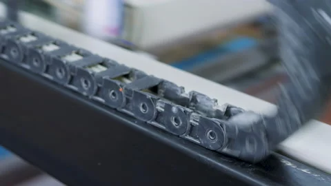 Screen printing. silkscreen. the master applies paint through a stencil. Vidéo 233885689