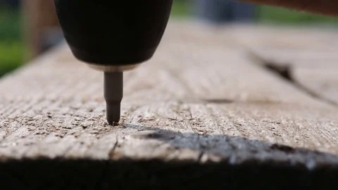 Screw being driven into wood. Screw was tightened by electric drill. 스톡 동영상 81463004
