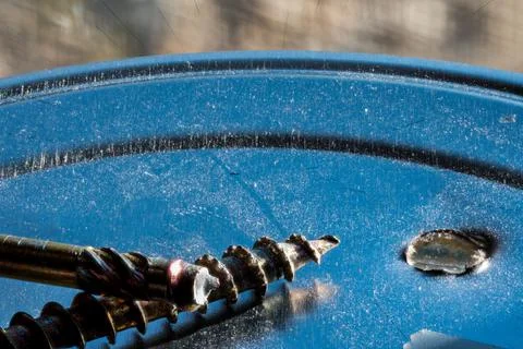 Screw with sheared threading after stress failure next to an intact example Foto stock