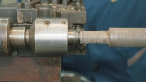 Screw thread being carved into a metal rod. Stock-Footage 123724691