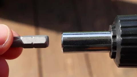 The screwdriver head is slowly inserted into the black screwdriver mount Vídeo Stock 144622404