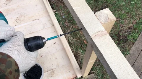 Screwdriver. Work with the tool. Twisting screw in wood. Drill. Power tools. Vídeos de archivo 107513810