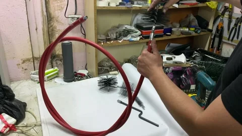 Screwing a plastic brush onto a cable with an M12 thread Vídeo Stock 253089856