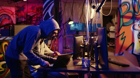 Script kiddie learns how to code malware 库存影片 256942329