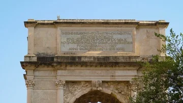 The scriptures on the top of the arch of Titus in Rome in Italy 스톡 동영상 85472941