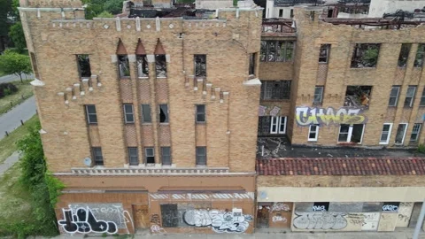 Scroll Right, front of Abandoned Highland Towers Apartment, Detroit Vidéo 308261563