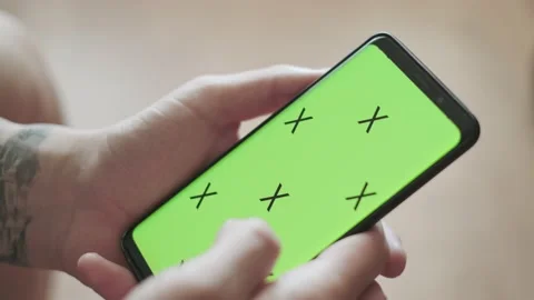 Scrolling up and down on a smartphone. Closeup. Chroma key. Vídeos de archivo 137695333