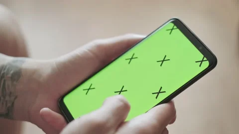 Scrolling down on a smartphone. Closeup. Chroma key. Vídeos de archivo 137695321