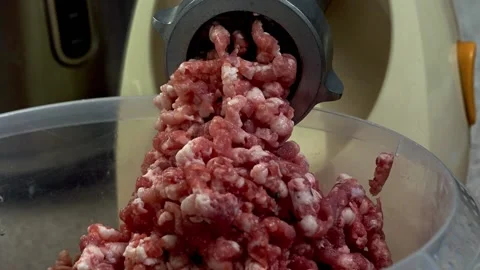 Scrolling meat on meat grinders for cutlets and cabbage rolls 库存影片 146186523