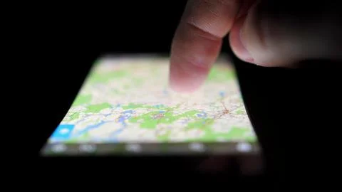 Scrolling Online Navigation Map on Smartphone Touchscreen in the Dark Stockfoto's