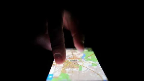 Scrolling Online Navigation Map on Smartphone Touchscreen in the Dark Stockfoto's