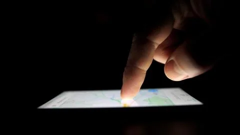 Scrolling Online Navigation Map on Smartphone Touchscreen in the Dark Stockfoto's