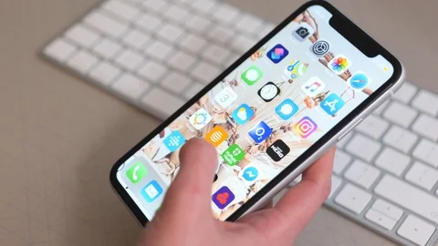 Scrolling through Apps on a smartphone Vídeo Stock 124095861