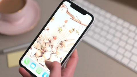 Scrolling through Apps on a smartphone handheld Vídeo Stock 124095878