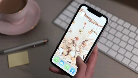 Scrolling through Apps on a smartphone handheld Vídeo Stock 124095927