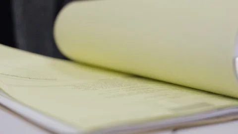 Scrolling through a folger with docu Stockbeeldmateriaal 119264653