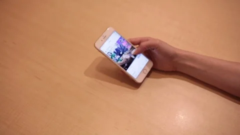 Scrolling through iPhone Instagram Photos Видео 102187760