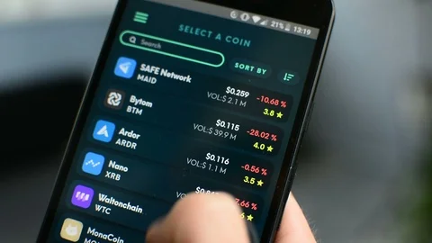 Scrolling through many altcoin cryptocurrencies in Ethos mobile universal wallet 库存影片 93787334