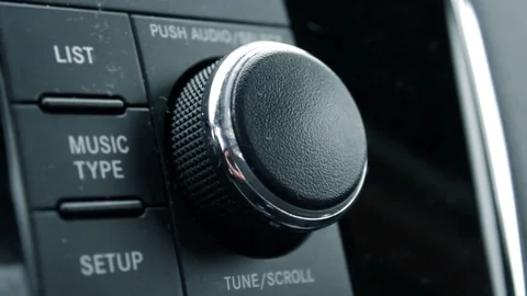 Scrolling through radio stations on modern car stereo Vidéo 70248059