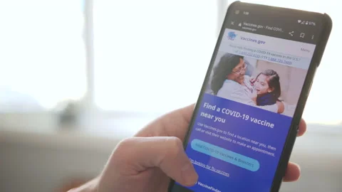 Scrolling Through Vaccine Info on Smart Phone Closeup Vídeo Stock 166922913