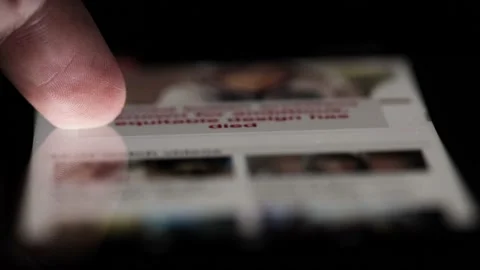 Scrolling a web page on a smartphone 库存影片 232469223