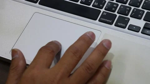 Scrolls a Website Using Her Laptop Track Pad Stockbeeldmateriaal 62835390