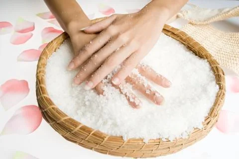 Scrub hands with salt Foto stock