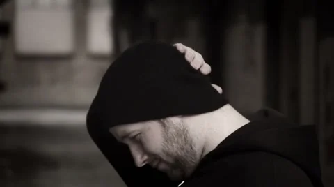 Scruffy Guy Thinking about Life on the Street Vídeos de archivo 910756