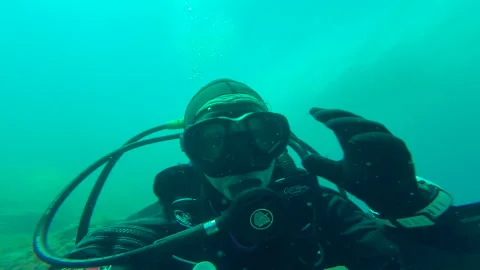 Scuba diver check her diving goggles Stock Footage 133608487