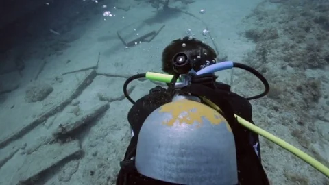 Scuba diver exploring a coral reef in Key Largo, Florida 스톡 동영상 79400366