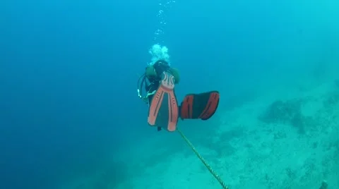 Scuba Diver going down line to ship wreck Stock Footage 40731558