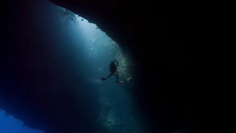 SCUBA Diver inside underwater cavern Vidéo 71488396