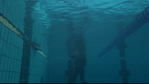 Scuba diver jump in pool Vídeos de archivo 10704148
